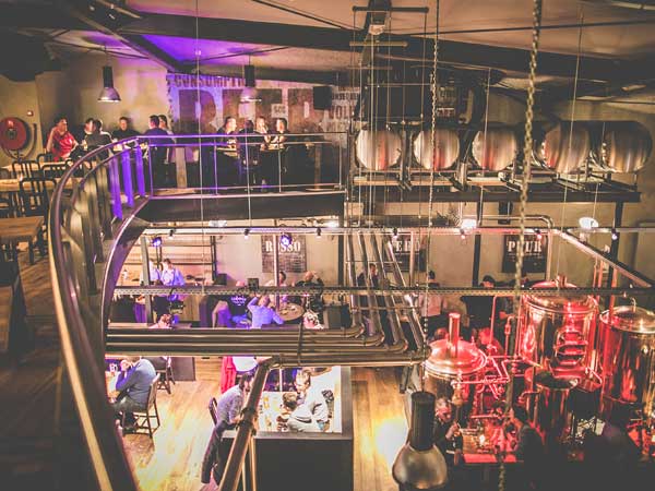 Dinerspel Bierfabriek Almere – Interactief feest voor vrienden en collega’s Almere – dinerspel bij Bierfabriek voor familiefeest, teamuitje en vriendenuitje