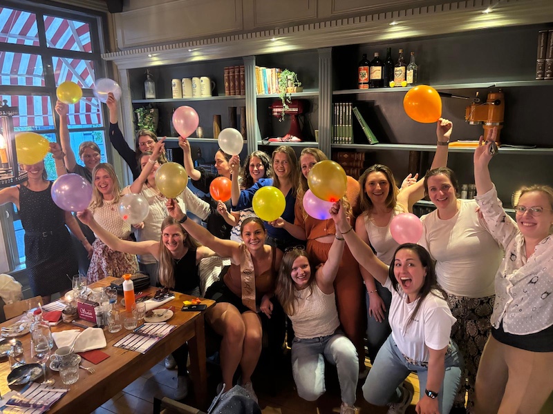 Groep speelt Dinerquiz The Code tijdens bedrijfsuitje