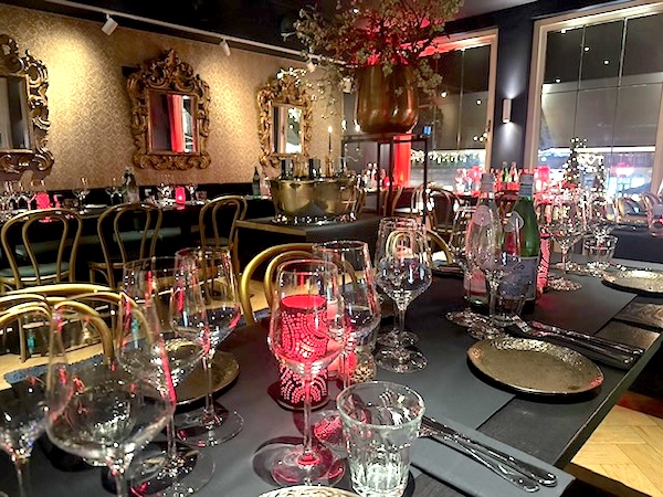 Restaurant Maxim’s Zwolle – Moordspel tijdens diner Binnenkant van Restaurant Maxim’s in Zwolle waar groepen een moordspel of dinerquiz spelen.