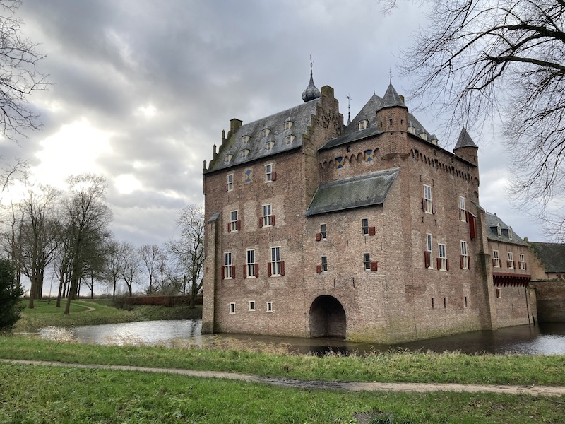 Kasteel Doorwerth bij Arnhem, historisch kasteel aan de Rijn tussen bossen en uiterwaarden.