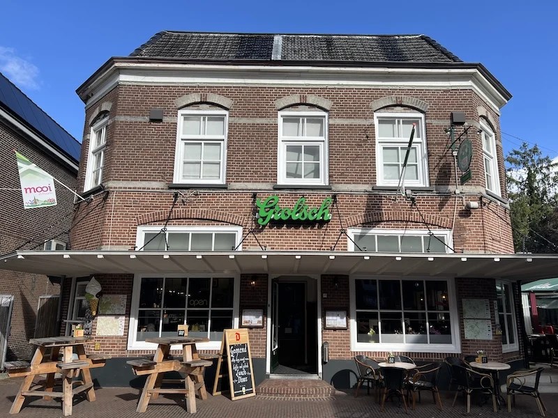 Voorgevel en terras van De Luifel aan de Dorpsstraat in Ruurlo