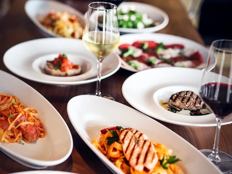 Tafel met Italiaanse gerechten bij Vito’s in Zwolle